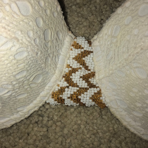 Roxy White Swimsuit top. No tags but fits a C/D - Picture 2 of 5